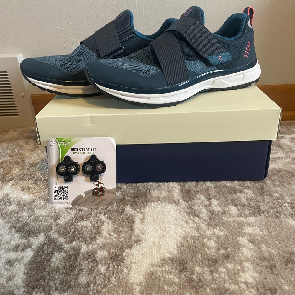 TIEM Slipstream Spinning Athletic Shoes with free Cleat Set -brand new! Size 9.5